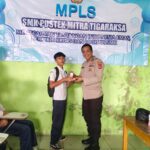 Bhabinkamtibmas Desa Rancabuaya Aiptu Ari Setiawan Hadiri Kegiatan MPLS di SMPN 1 Jambe