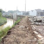 Diduga Persempit Aliran Sungai, Pemasangan Tiang Beton di Proyek Perumahan Mahkota Cibunar Jadi Sorotan Warga