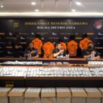 Polda Metro Jaya Mengungkap Sindikat Pengedar Obat Keras Daftar G Sebanyak 575.200 Butir di Sebuah Bangunan Semi Permanen