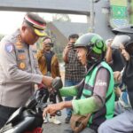 Jelang Hari Kemerdekaan, Polresta Tangerang Bagikan Bendera Merah Putih ke Pengendara