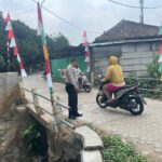 Bhabinkamtibmas Mekarbakti Cek Jembatan Penghubung Citra Raya dan Kampung Baru