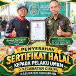 Direktur Halal Center Mathla’ul Anwar, Ir. Hadi Susilo, M.Si. ( HCMA ) Serahkan Sertifikat Halal kepada Pelaku UMKM di Kecamatan Cikupa Kabupaten Tangerang Banten