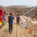 Cegah Kebakaran Sampah, Personel Polsek Mauk Bersama Damkar Lakukan Pembasahan di TPA Jatiwaringin