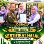 Direktur Halal Center Mathla’ul Anwar Ir. Hadi Susilo. M.Si. Menyerahkan Sertifikat Halal kepada Pelaku UMKM di Kecamatan Cikupa Kabupaten Tangerang