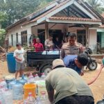 Jelang Maulid Nabi, Polsek Pasar Kemis Salurkan 3.000 Liter Air Bersih untuk 30 KK di Sindang Asih